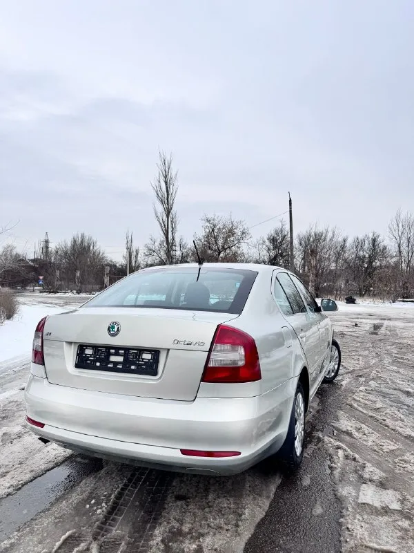 💎 Skoda octavia 2012 — 1.6 at, идеальное состояние
🔹 Двигатель и трансмиссия
• Надёжный бензиновый двигатель 1.6
• Настоящий автомат, работает мягко
• Регулярное обслуживание
🔹 Состояние
Автомобиль в безупречном состоянии — технически и внешне.
Без дтп, салон ухоженный.
Без вложений, сел и поехал.
🔹 История
• Всё время в одной семье
• Кристально чистая история
• Не использовался в такси и коммерции
• Хозяйский автомобиль
🔹 Обслуживание
• Обслуживание у официального дилера
• Подтверждённая сервисная история
• Сервисная книжка в наличии
🔹 Комплектация и опции
• Кондиционер
• Дорогая охранная система
• Автозапуск
• Качественная камера заднего вида
• Хорошая аудиосистема
•И много другово
• Всё работает
• 3 Оригинальных ключа
🔹 Дополнительно
• Новая зимняя резина
📄 Документы
• Полный порядок, без ограничений
🎁 Цена: 945 000 руб. 💰
📞 +79495639877
📞 +79494495951 - фотография - 3