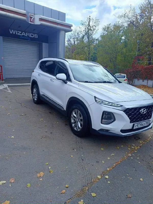 Продам автомобиль hyundai santa fe 2019 года. Машина ухоженная, не пригон, официальная. Два ключа, сервисная книга. Не бита, не крашена. Комплектация: "family" кожаный салон, обогрев передних сидений, руля и боковых зеркал, 2-х зонный климат контроль, круиз контроль, мультимедиа (android auto, apple carplay), камера заднего вида, электро ручник, парктроники (перед, зад), датчики давления в колесах, света и дождя, бесключевой доступ, start/stop, помощь при спуске. Установлена хорошая сигнализация pandora мотор 2.4, автомат и полный привод.132.000км родного пробега. Готов на любые проверки цена: 2.850.000₽ торг у авто +7(949)-385-12-95
📞 Звоните: +7(949)3851295 - фотография - 1