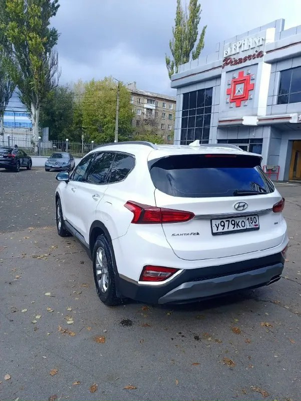 Продам автомобиль hyundai santa fe 2019 года. Машина ухоженная, не пригон, официальная. Два ключа, сервисная книга. Не бита, не крашена. Комплектация: "family" кожаный салон, обогрев передних сидений, руля и боковых зеркал, 2-х зонный климат контроль, круиз контроль, мультимедиа (android auto, apple carplay), камера заднего вида, электро ручник, парктроники (перед, зад), датчики давления в колесах, света и дождя, бесключевой доступ, start/stop, помощь при спуске. Установлена хорошая сигнализация pandora мотор 2.4, автомат и полный привод.132.000км родного пробега. Готов на любые проверки цена: 2.850.000₽ торг у авто +7(949)-385-12-95
📞 Звоните: +7(949)3851295 - фотография - 4