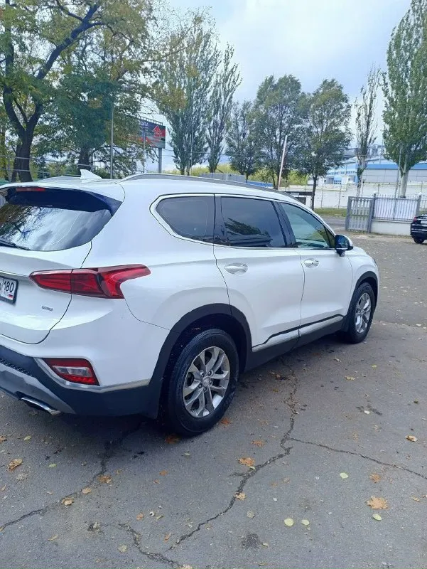 Продам автомобиль hyundai santa fe 2019 года. Машина ухоженная, не пригон, официальная. Два ключа, сервисная книга. Не бита, не крашена. Комплектация: "family" кожаный салон, обогрев передних сидений, руля и боковых зеркал, 2-х зонный климат контроль, круиз контроль, мультимедиа (android auto, apple carplay), камера заднего вида, электро ручник, парктроники (перед, зад), датчики давления в колесах, света и дождя, бесключевой доступ, start/stop, помощь при спуске. Установлена хорошая сигнализация pandora мотор 2.4, автомат и полный привод.132.000км родного пробега. Готов на любые проверки цена: 2.850.000₽ торг у авто +7(949)-385-12-95
📞 Звоните: +7(949)3851295 - фотография - 5