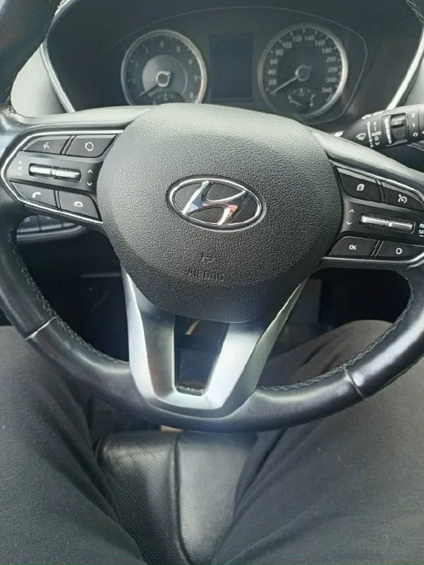 Продам автомобиль hyundai santa fe 2019 года. Машина ухоженная, не пригон, официальная. Два ключа, сервисная книга. Не бита, не крашена. Комплектация: "family" кожаный салон, обогрев передних сидений, руля и боковых зеркал, 2-х зонный климат контроль, круиз контроль, мультимедиа (android auto, apple carplay), камера заднего вида, электро ручник, парктроники (перед, зад), датчики давления в колесах, света и дождя, бесключевой доступ, start/stop, помощь при спуске. Установлена хорошая сигнализация pandora мотор 2.4, автомат и полный привод.132.000км родного пробега. Готов на любые проверки цена: 2.850.000₽ торг у авто +7(949)-385-12-95
📞 Звоните: +7(949)3851295 - фотография - 6