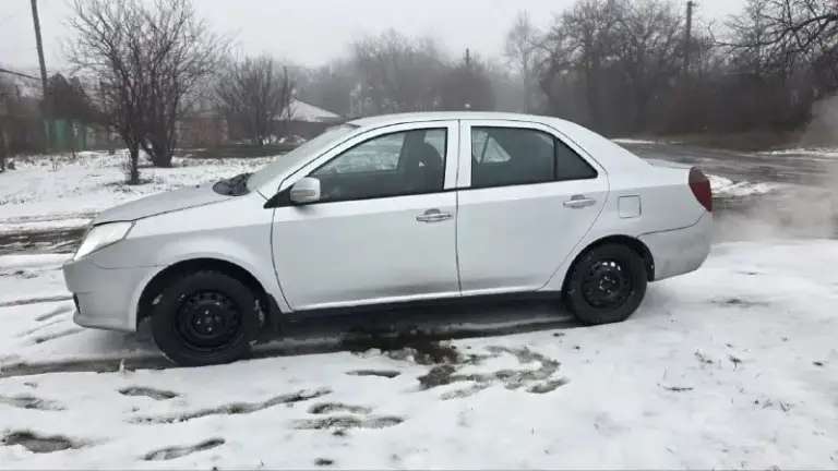Продам gelly mk 1.5 2011года
Пробег 153000 км
3 Собственника
На зимней резине
В комплектации комфорт
Подогрев сидений работает, так же как и кондиционер.
Очень экономичная, в среднем по трассе 6-6.5л по городу до 8л
Из нового
Новая рулевая рейка с тягами и наконечниками
Свежее масло и антифриз
Новый стартер
Новый аккумулятор
Новый радиатор охлаждения
Так же из тюнинга были переделаны фары,
Лэд габариты на пульте управления ( можно включать любой цвет),
Установлены bi led модули, так же противотуманные фары линзованные, свет хороший.
По ходовой мячик, ничего не стучит и не гремит.
Есть небольшие косяки по кузову, но ничего критичного
Все стекла родные, но на лобовом присутствуют царапины.
Так же присутствует небольшой гул в коробке, на это скину.
Машина гаражного хранения.
Продажа от собственника, штрафов и запретов нет. Любой вид переоформления.
Цена 270 000
Торг у капота
Осмотр г макеевка
+7
📞 Звоните: +7(949)4161005 - фотография - 4