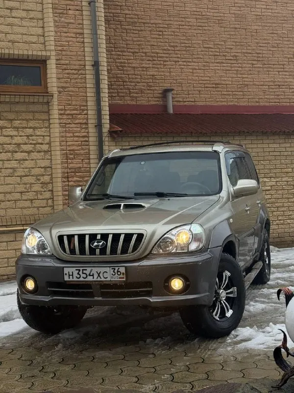 В продаже hyundai terracan. , 2.9 л, турбодизель. Настоящий рамный внедорожник. , постоянный полный привод. , автомобиль обслужен. , ухожен. Тнвд перебирался в начале осени. , промыт бак, обслужена система тормозов. , заменён стартер, выполнена ревизия ходовой части. Новые масла. Находится 15 лет в одной семье. Родной окрас. Двигатель обслужен. , всё сухое, работает ровно. Вечная “механика“, никаких нареканий не имеет. Тяга сумасшедшая. , вытаскивал в начале января f-250 севший на раму. Есть климат и подогревы сидений, зеркал и лобового, 4 эл. Сп, эл. Зеркала, хорошая акустика. ., 2din магнитола pioneer и т. Д. Оптика новая, покрыта бронеплёнкой. , свет отл. Резина стоит всесезонная с хорошим остатком. Есть возможность установки 3-го ряда сидений.
Контакты : +7 (949) 363-52-68 (есть «telegram») цена : 750,000 рублей. Обмен не рассматриваю. Территориально находится в г макеевка (центр) - фотография - 5