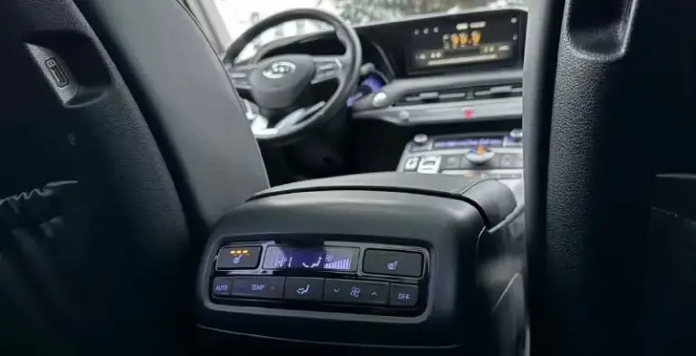 Hyundai palisade 2019г. 4,3🍋 (торг реальному покупателю). Территориально шахтерск. Машина комфортная и надежная, шикарный бело- перламутровый цвет🔥 ✔️комплектация - prestige ✔️пробег : 89000км опции: - бесключевой доступ - обдув / обогрев передних сидений и задних. - autohold - беспроводная зарядка - русифицирована - камера заднего вида - электросидения - люки - круиз-контроль - 3х-зонный климат-контроль - электронный ручной тормоз - 7 типов режимов привода удержания за рулём. - 8 мест для пассажиров ( третий ряд полноценный) - тонирована - колеса 19, резина новая. Любые проверки за ваш счет. +79495715406 анна.
📞 Звоните: +7(949)5715406 - фотография - 7