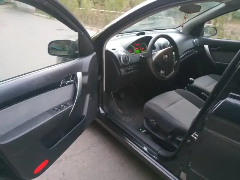 Продам автомобиль chevrolet aveo-3/ravon nexia-r3 2018 года выпуска, мотор 1500 куб. См, (очень надёжный, цепной(отзывы читайте в интернете)), 5 ст. Мкпп, пробег 112 т км! Запаска ни разу не ставилась, новая! В хорошем ухоженном состоянии, делать ничего не нужно! Находится в центре города донецка! Все вопросы по тел +79493670351. Если не на связи напишите любую смс я перезвоню, плохая связь комплектация: кондиционер, гидроусилитель руля, антибукс, 4 стеклоподъёмника, подушки безопасности, ц/з, магнитола, 4 динамика(2 перед и 2 зад), защита картера двигателя, электро зеркала с подогревом, туманки, ходовые огни, регулировка руля по высоте, коврик багажника, 2ключа, открывание багажника кнопкой с салона. Цена 777 т рублей торг! Рассмотрю любые варианты и предложения ! +79493670351 центр города донецка торг
📞 Звоните: +7(949)3670351 - фотография - 4