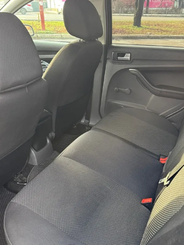 Ford focus 2. Форд фокус 2
Пробег 250.000км
Двигатель 1,6 бензин, атмосферный, простой и надежный. Кпп механика. Ошибок нет, работает отлично, масло не берет. Полностью обслужен, течей и запотеваний нет.
В продаже живой универсал, машина местная, до этого пригонялась с европы, не путайте с российской сборкой. По кузову в хорошем состоянии. Родной окрас, за исключением пары элементов и то без шпаклевки, толщиномер могу предоставить. В дтп не участвовала, все герметики, сварные точки и т. Д родные. Дно, пороги в отличном состоянии, любые проверки на подъемнике.
В комплектации рабочий кондей, стеклоподъемники, подогревы заднего стекла и зеркал, стабилизация, парктроники. Все функции работают.
Новая зимняя резина. Лобовое без трещин. Два ключа. Из недавнего заменили: комплект грм с помпой, комплект сцепления, масло, антифриз, тормозные диски и колодки.
Находится в макеевке, звонить в любое время
+79493594733
540.000 Торг у капота
📞 🇷🇺 Звоните: +79493594733 - фотография - 6