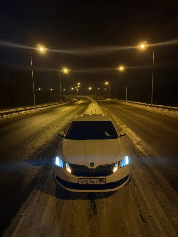 Продам skoda octavia a7 mk3 2017 г. В.
Мотор 1.6 110 л/с. На самом надежном и экономичном моторе. Расход по трассе 6 литров. Мотор и коробка без нареканий.
Пробег 215.000 км. Новая зимняя резина.
По комплектации: передние стеклоподъемники, abs, esp, кондиционер, подогрев передних сидений, установлен руль с более богатой комплектации нужно активировать (большие очереди у хороших электриков), автозапуск.
По машине много чего сделано за последнее время. Ходовая часть перебиралась в конце октября. Из последнего:
- 27.12.25 Замена помпы, ремня, термостатов.
- 12.01.26 Замена передних сайлетблоков, передних ступичных подшипников.
- 19.01.26 Замена всех топливных форсунок.
Также выполнен пересвет всех кнопок.
Я хозяин. Машина в достойном состоянии.
Остальные вопросы по телефону +79497061016.
Цена:1.300.000+хороший торг. Любые проверки на любых сто. - фотография - 1
