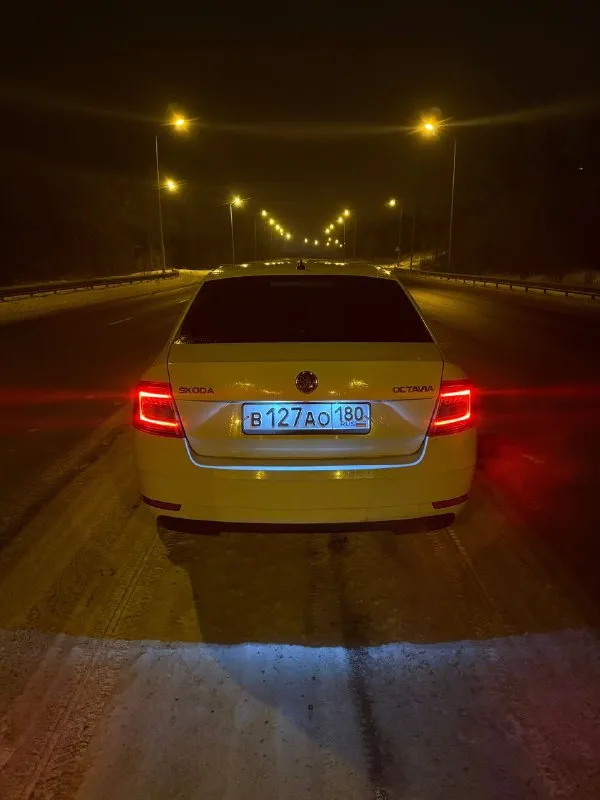 Продам skoda octavia a7 mk3 2017 г. В.
Мотор 1.6 110 л/с. На самом надежном и экономичном моторе. Расход по трассе 6 литров. Мотор и коробка без нареканий.
Пробег 215.000 км. Новая зимняя резина.
По комплектации: передние стеклоподъемники, abs, esp, кондиционер, подогрев передних сидений, установлен руль с более богатой комплектации нужно активировать (большие очереди у хороших электриков), автозапуск.
По машине много чего сделано за последнее время. Ходовая часть перебиралась в конце октября. Из последнего:
- 27.12.25 Замена помпы, ремня, термостатов.
- 12.01.26 Замена передних сайлетблоков, передних ступичных подшипников.
- 19.01.26 Замена всех топливных форсунок.
Также выполнен пересвет всех кнопок.
Я хозяин. Машина в достойном состоянии.
Остальные вопросы по телефону +79497061016.
Цена:1.300.000+хороший торг. Любые проверки на любых сто. - фотография - 2