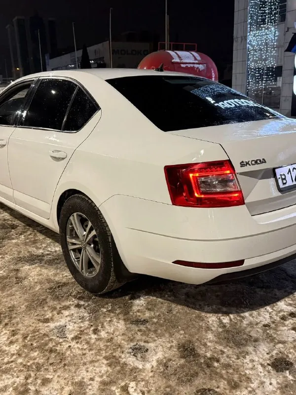 Продам skoda octavia a7 mk3 2017 г. В.
Мотор 1.6 110 л/с. На самом надежном и экономичном моторе. Расход по трассе 6 литров. Мотор и коробка без нареканий.
Пробег 215.000 км. Новая зимняя резина.
По комплектации: передние стеклоподъемники, abs, esp, кондиционер, подогрев передних сидений, установлен руль с более богатой комплектации нужно активировать (большие очереди у хороших электриков), автозапуск.
По машине много чего сделано за последнее время. Ходовая часть перебиралась в конце октября. Из последнего:
- 27.12.25 Замена помпы, ремня, термостатов.
- 12.01.26 Замена передних сайлетблоков, передних ступичных подшипников.
- 19.01.26 Замена всех топливных форсунок.
Также выполнен пересвет всех кнопок.
Я хозяин. Машина в достойном состоянии.
Остальные вопросы по телефону +79497061016.
Цена:1.300.000+хороший торг. Любые проверки на любых сто. - фотография - 3