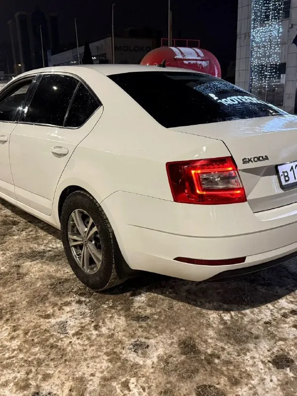 Продам skoda octavia a7 mk3 2017 г. В.
Мотор 1.6 110 л/с. На самом надежном и экономичном моторе. Расход по трассе 6 литров. Мотор и коробка без нареканий.
Пробег 215.000 км. Новая зимняя резина.
По комплектации: передние стеклоподъемники, abs, esp, кондиционер, подогрев передних сидений, установлен руль с более богатой комплектации нужно активировать (большие очереди у хороших электриков), автозапуск.
По машине много чего сделано за последнее время. Ходовая часть перебиралась в конце октября. Из последнего:
- 27.12.25 Замена помпы, ремня, термостатов.
- 12.01.26 Замена передних сайлетблоков, передних ступичных подшипников.
- 19.01.26 Замена всех топливных форсунок.
Также выполнен пересвет всех кнопок.
Я хозяин. Машина в достойном состоянии.
Остальные вопросы по телефону +79497061016.
Цена:1.300.000+хороший торг. Любые проверки на любых сто. - фотография - 4