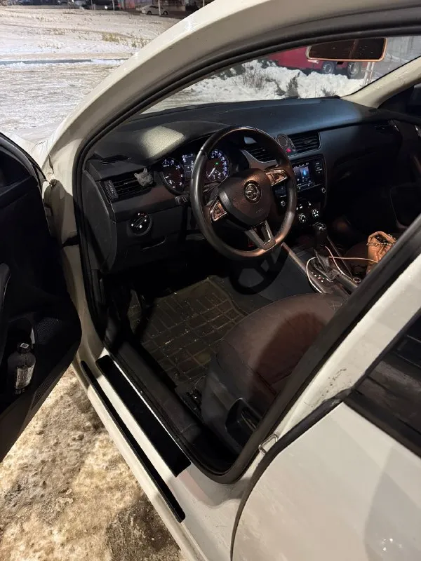 Продам skoda octavia a7 mk3 2017 г. В.
Мотор 1.6 110 л/с. На самом надежном и экономичном моторе. Расход по трассе 6 литров. Мотор и коробка без нареканий.
Пробег 215.000 км. Новая зимняя резина.
По комплектации: передние стеклоподъемники, abs, esp, кондиционер, подогрев передних сидений, установлен руль с более богатой комплектации нужно активировать (большие очереди у хороших электриков), автозапуск.
По машине много чего сделано за последнее время. Ходовая часть перебиралась в конце октября. Из последнего:
- 27.12.25 Замена помпы, ремня, термостатов.
- 12.01.26 Замена передних сайлетблоков, передних ступичных подшипников.
- 19.01.26 Замена всех топливных форсунок.
Также выполнен пересвет всех кнопок.
Я хозяин. Машина в достойном состоянии.
Остальные вопросы по телефону +79497061016.
Цена:1.300.000+хороший торг. Любые проверки на любых сто. - фотография - 6