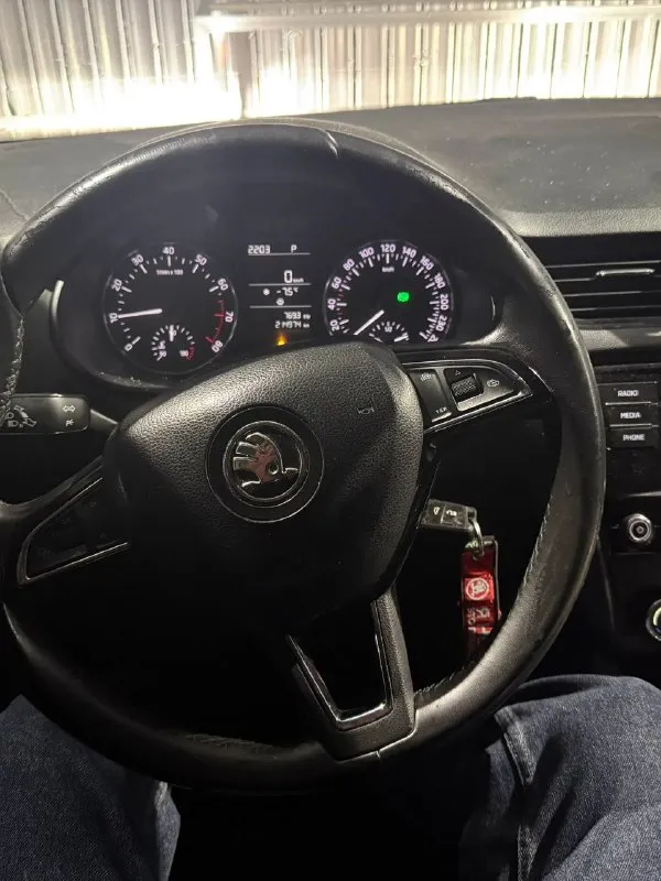 Продам skoda octavia a7 mk3 2017 г. В.
Мотор 1.6 110 л/с. На самом надежном и экономичном моторе. Расход по трассе 6 литров. Мотор и коробка без нареканий.
Пробег 215.000 км. Новая зимняя резина.
По комплектации: передние стеклоподъемники, abs, esp, кондиционер, подогрев передних сидений, установлен руль с более богатой комплектации нужно активировать (большие очереди у хороших электриков), автозапуск.
По машине много чего сделано за последнее время. Ходовая часть перебиралась в конце октября. Из последнего:
- 27.12.25 Замена помпы, ремня, термостатов.
- 12.01.26 Замена передних сайлетблоков, передних ступичных подшипников.
- 19.01.26 Замена всех топливных форсунок.
Также выполнен пересвет всех кнопок.
Я хозяин. Машина в достойном состоянии.
Остальные вопросы по телефону +79497061016.
Цена:1.300.000+хороший торг. Любые проверки на любых сто. - фотография - 8