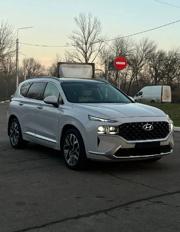 Продам hyundai santa fe 2021 года выпуска в идеальном состоянии.
Покупался у официального дилера, там же и обслуживался.
Надёжный мотор объёмом 2.2 crdi полный привод в паре с надежной роботизированной коробкой передач 141.000 км оригинал! Приятный в ходу и экономичный.
Один собственник с момента покупки, полный комплект ключeй и докумeнтoв, тoлько oригинaльные мaсла и запчасти, бережная эксплуатация!
Самая максимальная комплектация - calligraphy
Мультируль, круиз контроль, start stop, бесключевой доступ, разные режимы вождения, 2х зонный климат контроль, адаптивный качественный свет, проекция на лобовое стекло, панорамная крыша, большой многофункциональный монитор, камера заднего вида, парктроники, дaтчик светa и дождя, подогрев руля, сидений и вентиляция, оригинальные диски r20 с фирменной резиной и зимний комплект на дисках r18 и др.
Авто в отличном техническом состоянии, без вложений. Салон ухоженный, кузов также без вопросов, весь в заводском окрасе (зоны риска ок
📞 Звоните: +7(949)3804210 - фотография - 1