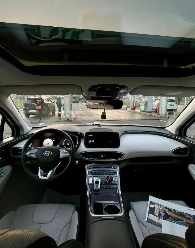 Продам hyundai santa fe 2021 года выпуска в идеальном состоянии.
Покупался у официального дилера, там же и обслуживался.
Надёжный мотор объёмом 2.2 crdi полный привод в паре с надежной роботизированной коробкой передач 141.000 км оригинал! Приятный в ходу и экономичный.
Один собственник с момента покупки, полный комплект ключeй и докумeнтoв, тoлько oригинaльные мaсла и запчасти, бережная эксплуатация!
Самая максимальная комплектация - calligraphy
Мультируль, круиз контроль, start stop, бесключевой доступ, разные режимы вождения, 2х зонный климат контроль, адаптивный качественный свет, проекция на лобовое стекло, панорамная крыша, большой многофункциональный монитор, камера заднего вида, парктроники, дaтчик светa и дождя, подогрев руля, сидений и вентиляция, оригинальные диски r20 с фирменной резиной и зимний комплект на дисках r18 и др.
Авто в отличном техническом состоянии, без вложений. Салон ухоженный, кузов также без вопросов, весь в заводском окрасе (зоны риска ок
📞 Звоните: +7(949)3804210 - фотография - 5