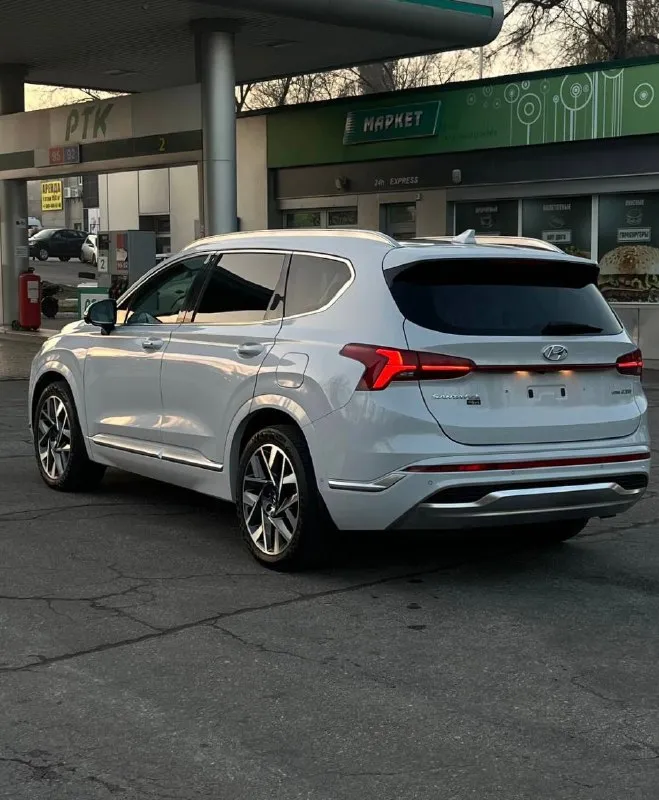 Продам hyundai santa fe 2021 года выпуска в идеальном состоянии.
Покупался у официального дилера, там же и обслуживался.
Надёжный мотор объёмом 2.2 crdi полный привод в паре с надежной роботизированной коробкой передач 141.000 км оригинал! Приятный в ходу и экономичный.
Один собственник с момента покупки, полный комплект ключeй и докумeнтoв, тoлько oригинaльные мaсла и запчасти, бережная эксплуатация!
Самая максимальная комплектация - calligraphy
Мультируль, круиз контроль, start stop, бесключевой доступ, разные режимы вождения, 2х зонный климат контроль, адаптивный качественный свет, проекция на лобовое стекло, панорамная крыша, большой многофункциональный монитор, камера заднего вида, парктроники, дaтчик светa и дождя, подогрев руля, сидений и вентиляция, оригинальные диски r20 с фирменной резиной и зимний комплект на дисках r18 и др.
Авто в отличном техническом состоянии, без вложений. Салон ухоженный, кузов также без вопросов, весь в заводском окрасе (зоны риска ок
📞 Звоните: +7(949)3804210 - фотография - 7