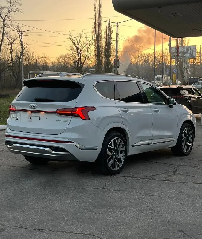 Продам hyundai santa fe 2021 года выпуска в идеальном состоянии.
Покупался у официального дилера, там же и обслуживался.
Надёжный мотор объёмом 2.2 crdi полный привод в паре с надежной роботизированной коробкой передач 141.000 км оригинал! Приятный в ходу и экономичный.
Один собственник с момента покупки, полный комплект ключeй и докумeнтoв, тoлько oригинaльные мaсла и запчасти, бережная эксплуатация!
Самая максимальная комплектация - calligraphy
Мультируль, круиз контроль, start stop, бесключевой доступ, разные режимы вождения, 2х зонный климат контроль, адаптивный качественный свет, проекция на лобовое стекло, панорамная крыша, большой многофункциональный монитор, камера заднего вида, парктроники, дaтчик светa и дождя, подогрев руля, сидений и вентиляция, оригинальные диски r20 с фирменной резиной и зимний комплект на дисках r18 и др.
Авто в отличном техническом состоянии, без вложений. Салон ухоженный, кузов также без вопросов, весь в заводском окрасе (зоны риска ок
📞 Звоните: +7(949)3804210 - фотография - 9