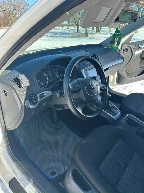 Продам skoda октавия а5 1.8 tsi, год 2013.в очень хорошем состоянии, автомобиль без дтп, пробег 167.000 тыс, без гнили, ржавчины, полностью обслужена, и обработана. Резина michelin хорошая (лето), зимняя новая, ходовая на отлично. Недавно было сделано то(заменили тех. Жидкости и фильтра), едет бодро, кпп 6-ти ступенчатый aisin, двигатель работает тихо. 2500 тысячи назад был сделан капитальный ремонт двигателя, запчасти ставились хорошие и дорогие, не этом не жалел, было вложено более 300 тысяч. По электрике все работает, ошибок нет. Гаражное хранение, в машине не курили, салон чистый. Состояние - сел и поехал. Центральный замок, сигнализация, доводчики всех стекол, авто свет, датчик дождя, климат, круиз, мультируль, хорошая мультимедиа, хорошая магнитола, подогревы передних и задних сидений,2 комплекта ключей, сервисная книжка. Цена: 1 200 000 рублей, звонить по номеру телефона: +79494172093
📞 Звоните: +7(949)4172093 - фотография - 8