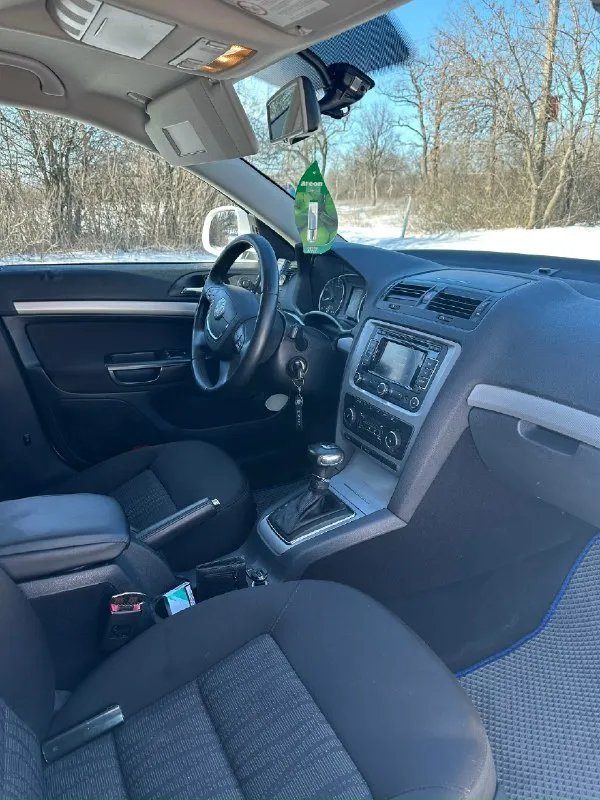 Продам skoda октавия а5 1.8 tsi, год 2013.в очень хорошем состоянии, автомобиль без дтп, пробег 167.000 тыс, без гнили, ржавчины, полностью обслужена, и обработана. Резина michelin хорошая (лето), зимняя новая, ходовая на отлично. Недавно было сделано то(заменили тех. Жидкости и фильтра), едет бодро, кпп 6-ти ступенчатый aisin, двигатель работает тихо. 2500 тысячи назад был сделан капитальный ремонт двигателя, запчасти ставились хорошие и дорогие, не этом не жалел, было вложено более 300 тысяч. По электрике все работает, ошибок нет. Гаражное хранение, в машине не курили, салон чистый. Состояние - сел и поехал. Центральный замок, сигнализация, доводчики всех стекол, авто свет, датчик дождя, климат, круиз, мультируль, хорошая мультимедиа, хорошая магнитола, подогревы передних и задних сидений,2 комплекта ключей, сервисная книжка. Цена: 1 200 000 рублей, звонить по номеру телефона: +79494172093
📞 Звоните: +7(949)4172093 - фотография - 9