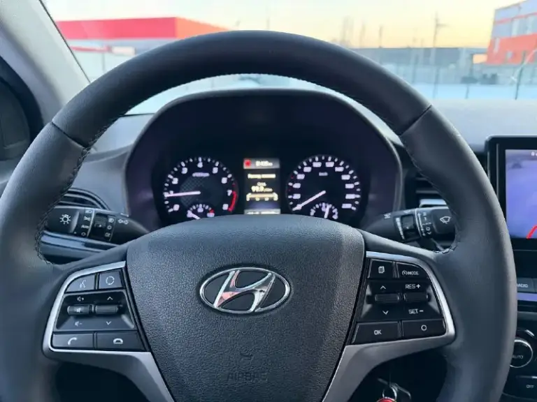 Hyundai solaris ii рестайлинг 2021г 100541км. Комплектация: elegance.
Климат-контроль 1-зонный.
Круиз-контроль.
Парктроник передний.
Парктроник задний.
Регулировка руля по высоте.
Регулировка руля по вылету. Дистанционный запуск двигателя.
Мультифункциональное рулевое колесо.
Бортовой компьютер.
1 Хозяин, эптс. 2 ключа
Отличное внешнее и техническое состояние, , оригинальный пробег. Сигнализация с автозапуском, шумоизоляция дверей, зоны риска в бронепленке. Есть один косметический окрас.
Автомобиль 🚗 регистрация ростов на дону.
Цена : 1615.000
Пишите, звоните.
Телеграмм.
Тел : 89612972709 - фотография - 6