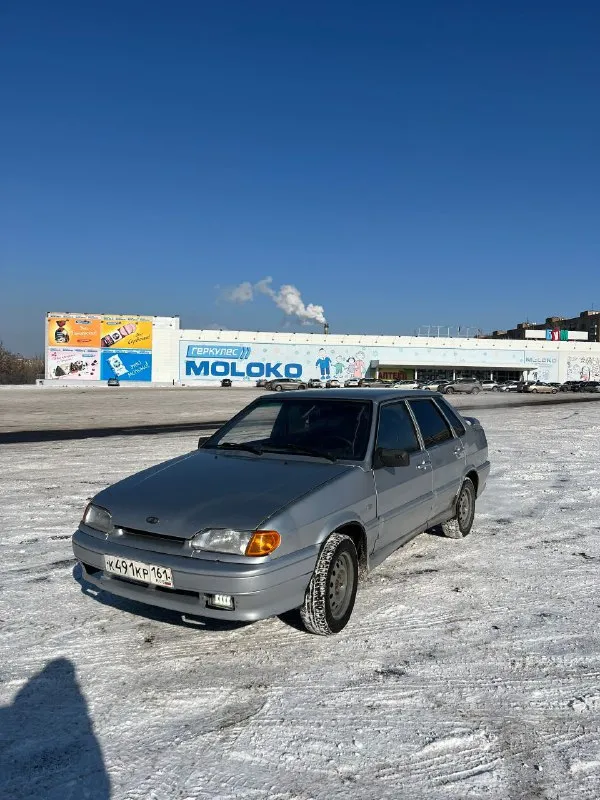 Ваз 2115

Продам музыкального трудягу, технически автомобиль в отличном состоянии, печка греет, свет работает. 2008г. В. Комплектация со стеклоподъемниками. Пробег: 255000км

Двигатель 1.6 8кл, была полная капиталка на пробеге 240000, дополнительно прошит до 90л. С. Масло не ест, не троит, не дымит, расход 7-8л по городу.

Кпп пятиступка, работает отлично, без хрустов, все передачи работают. Сцепление заменено на новое.

Дно, пороги, лонжероны, стаканы, дно багажника все родные, в идеальном состоянии.

Салон чистый, не прокуренный, внутри приятно находится.

Кузов в нормальном состоянии, дтп не было, все стекла родные.

Музыка: спереди по два динамика в дверях+пищалки, сзади два мощных овала, есть усилитель, проводка под саб протянута, играет достойно.

Из нового: датчик термостата, новая рулевая рейка с наконечниками, радиатор печки, стартер перебрали.

Документы чистые птс стс дкп все на руках.

Резина зима новая на новых 14 штампах.

Цена: 220000₽торг
Г. Донецк +79495037001 - фотография - 1