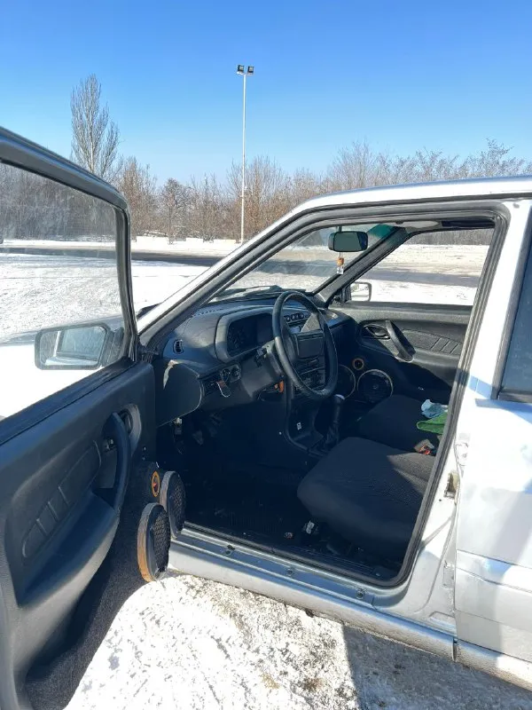 Ваз 2115

Продам музыкального трудягу, технически автомобиль в отличном состоянии, печка греет, свет работает. 2008г. В. Комплектация со стеклоподъемниками. Пробег: 255000км

Двигатель 1.6 8кл, была полная капиталка на пробеге 240000, дополнительно прошит до 90л. С. Масло не ест, не троит, не дымит, расход 7-8л по городу.

Кпп пятиступка, работает отлично, без хрустов, все передачи работают. Сцепление заменено на новое.

Дно, пороги, лонжероны, стаканы, дно багажника все родные, в идеальном состоянии.

Салон чистый, не прокуренный, внутри приятно находится.

Кузов в нормальном состоянии, дтп не было, все стекла родные.

Музыка: спереди по два динамика в дверях+пищалки, сзади два мощных овала, есть усилитель, проводка под саб протянута, играет достойно.

Из нового: датчик термостата, новая рулевая рейка с наконечниками, радиатор печки, стартер перебрали.

Документы чистые птс стс дкп все на руках.

Резина зима новая на новых 14 штампах.

Цена: 220000₽торг
Г. Донецк +79495037001 - фотография - 9