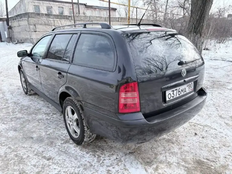 Продам skoda octavia tour 2.0 евро 4 (вписано ) универсал цена: ❗️❗️❗️545.000❗️❗️❗️ автомобиль в хорошем состоянии по кузову и по технической части. Пригнан 4 года назад из германии с пробегом 160, сейчас 204 авто без дтп все стекла родные, лобовое также заводское. При покупке проверяли толщиномером, все детали родные за исключением крышки багажника ( вторичный окрас ). Мотор 2.0 115лс. Простой 8 клапанный не убиваемый, работает отлично, клапана не гнет. Сцепление менялось 20тыс. Км назад (luk). Хорошая комплектация: кондиционер (обслужен по весне), подогрев сидений, люк работает во всех положениях, усилитель руля (гур), центральный замок, электрорегулировка зеркал, обогрев зеркал, все электростеклоподъёмники, подушка безопасности airbag, стоит новая зимняя резина r15,сервисные книги. Сигнализация. По документам полный порядок, поставили в декабре на 180 регион. Переоформление обязательно!!! Цена: 💵545.000 💵 торг осмотр:г. Макеевка. +79493207153
📞 Звоните: +7(949)3207153 - фотография - 2
