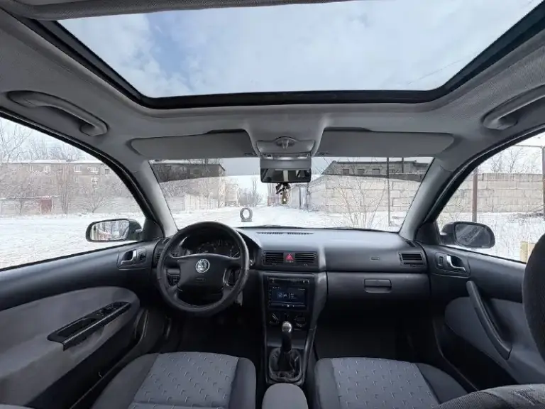 Продам skoda octavia tour 2.0 евро 4 (вписано ) универсал цена: ❗️❗️❗️545.000❗️❗️❗️ автомобиль в хорошем состоянии по кузову и по технической части. Пригнан 4 года назад из германии с пробегом 160, сейчас 204 авто без дтп все стекла родные, лобовое также заводское. При покупке проверяли толщиномером, все детали родные за исключением крышки багажника ( вторичный окрас ). Мотор 2.0 115лс. Простой 8 клапанный не убиваемый, работает отлично, клапана не гнет. Сцепление менялось 20тыс. Км назад (luk). Хорошая комплектация: кондиционер (обслужен по весне), подогрев сидений, люк работает во всех положениях, усилитель руля (гур), центральный замок, электрорегулировка зеркал, обогрев зеркал, все электростеклоподъёмники, подушка безопасности airbag, стоит новая зимняя резина r15,сервисные книги. Сигнализация. По документам полный порядок, поставили в декабре на 180 регион. Переоформление обязательно!!! Цена: 💵545.000 💵 торг осмотр:г. Макеевка. +79493207153
📞 Звоните: +7(949)3207153 - фотография - 4