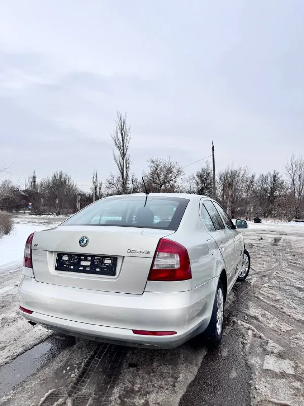 💎 Skoda octavia 2012 — 1.6 at, идеальное состояние
🔹 Двигатель и трансмиссия
• Надёжный бензиновый двигатель 1.6
• Настоящий автомат, работает мягко
• Регулярное обслуживание
🔹 Состояние
Автомобиль в безупречном состоянии — технически и внешне.
Без дтп, салон ухоженный.
Без вложений, сел и поехал.
🔹 История
• Всё время в одной семье
• Кристально чистая история
• Не использовался в такси и коммерции
• Хозяйский автомобиль
🔹 Обслуживание
• Обслуживание у официального дилера
• Подтверждённая сервисная история
• Сервисная книжка в наличии
🔹 Комплектация и опции
• Кондиционер
• Дорогая охранная система
• Автозапуск
• Качественная камера
С очень богатой мультимедией
• Хорошая аудиосистема
•И много другово
• Всё работает
• 3 Оригинальных ключа
🔹 Дополнительно
• Новая зимняя резина
📄 Документы
• Полный порядок, без ограничений
🎁 Цена: 945 000 руб. 💰
📞 +7 949 563-98-77
📞 +7 949 449-59-51
Реальному покупателю — адекватный торг у капота. (обмен с вашей доплатой) - фотография - 5