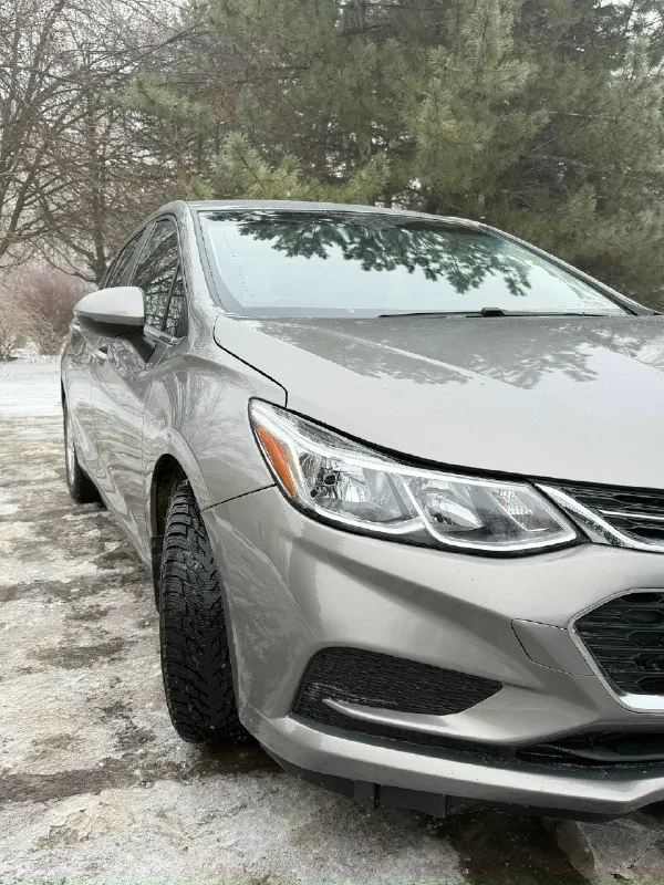 Продам chevrolet cruze 2017 года объем двигателя 1,4 турбо, едет бодро. Пробег реальный, 135.000. Коробка автомат, работает без нареканий. Все есть для комфортного вождения: усилитель руля, камера заднего вида, круиз контроль, система старт-стоп, кондиционер, carplay. Машина в отличном состоянии, ухоженная, не требует вложений, сел и поехал. Салон чистенький, не курили. Обслуживали во время, масло меняли каждые 5 тысяч. Осмотр макеевка. +79494073814 цена 1.100.000 рублей. Торг реальному покупателю. Только продажа, обмен не интересует.
📞 Звоните: +7(949)4073814 - фотография - 3