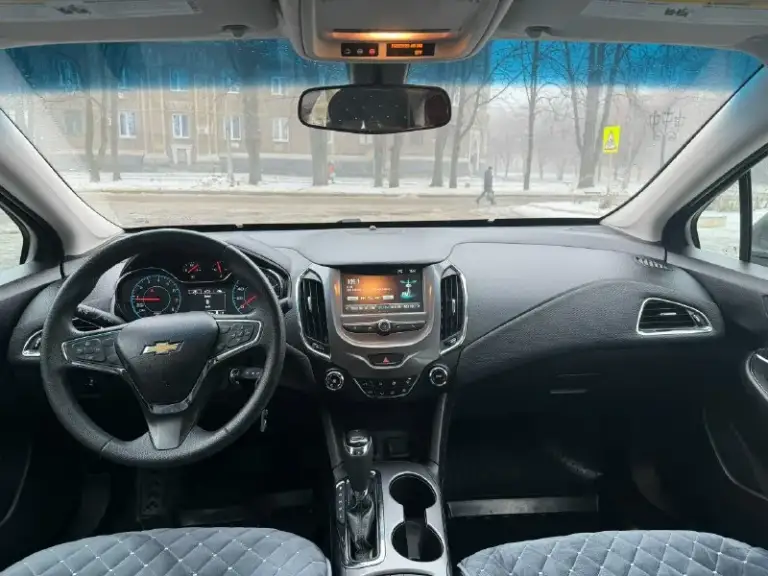 Продам chevrolet cruze 2017 года объем двигателя 1,4 турбо, едет бодро. Пробег реальный, 135.000. Коробка автомат, работает без нареканий. Все есть для комфортного вождения: усилитель руля, камера заднего вида, круиз контроль, система старт-стоп, кондиционер, carplay. Машина в отличном состоянии, ухоженная, не требует вложений, сел и поехал. Салон чистенький, не курили. Обслуживали во время, масло меняли каждые 5 тысяч. Осмотр макеевка. +79494073814 цена 1.100.000 рублей. Торг реальному покупателю. Только продажа, обмен не интересует.
📞 Звоните: +7(949)4073814 - фотография - 5