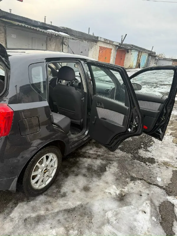 Продам авео т255, акпп контракт (пробег 70 тысяч) работает идеально, переключение не ощутимое. Машина 2008 года, кузов без рыжиков и гнили. В родном окрасе. Есть небольшие сколы. Дно не гнилое. Салон чистый, ухоженный. По технической части в машине поменяно все, что можно было поменять. Рулевая рейка новая. Ремни ролики поменяны. . Тормозные диски, супорта, колодки. Система охлаждения (радиатор, термостат, теплообменник, расширительный бак, все патрубки, шлангочки новые). Датчики абс, лямбда зонд новые. Масла, фильтра все обслужено. По ходовой все перебрано, когда снимали подрамник, поменяли все что было необходимо и даже больше. Кондиционер работает. Машину делали для себя, денег вложено не мало. Заводится с пол тычка, очень резвая и бодрая. Два комплекта новой резины, прошла один сезон. Причина продажи: покупка нового авто. Цена 700000 осмотр : донецк. +79497405268
📞 Звоните: +7(949)7405268 - фотография - 3