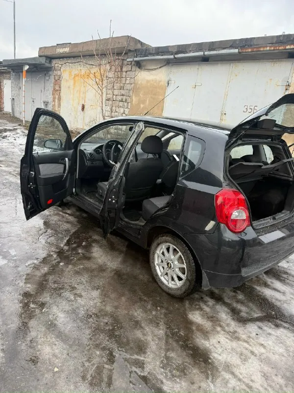 Продам авео т255, акпп контракт (пробег 70 тысяч) работает идеально, переключение не ощутимое. Машина 2008 года, кузов без рыжиков и гнили. В родном окрасе. Есть небольшие сколы. Дно не гнилое. Салон чистый, ухоженный. По технической части в машине поменяно все, что можно было поменять. Рулевая рейка новая. Ремни ролики поменяны. . Тормозные диски, супорта, колодки. Система охлаждения (радиатор, термостат, теплообменник, расширительный бак, все патрубки, шлангочки новые). Датчики абс, лямбда зонд новые. Масла, фильтра все обслужено. По ходовой все перебрано, когда снимали подрамник, поменяли все что было необходимо и даже больше. Кондиционер работает. Машину делали для себя, денег вложено не мало. Заводится с пол тычка, очень резвая и бодрая. Два комплекта новой резины, прошла один сезон. Причина продажи: покупка нового авто. Цена 700000 осмотр : донецк. +79497405268
📞 Звоните: +7(949)7405268 - фотография - 4