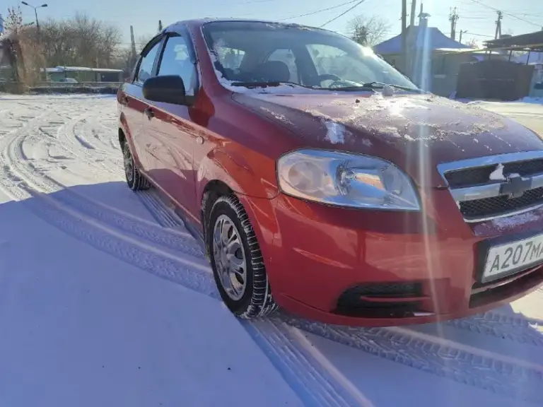 Продам chevrolet aveo 2008 года в редком цвете очень красивом. С пробегом 121.000  тысяч родного. С мотором 1,4 16 клапанным самым надёжным и экономным с этих моторов экотек, автомобиль в идеальном состоянии вся в заводском металле весь заводской герметике. Автомобиль обслужено перед зимой менял полностью всю ходовую часть шаровые втулки стабилизатор наконечники трос ручника колодки новые стойки стоят в круг, вся новая тормозная жидкость. За автомобиль не стыдно любые проверки с вашей стороны. Комплектация автомобиля  кондиционер гидроусилитель руля стеклоподъемники, подушка безопасность сигнализация центральный замок регулировка зеркал  мультиплеер. По документам я собственник продажа только через мрэо.   Цена 540.000 тысяч российских рублей. Осмотр город донецк звоните плюс +79494913209 - фотография - 2
