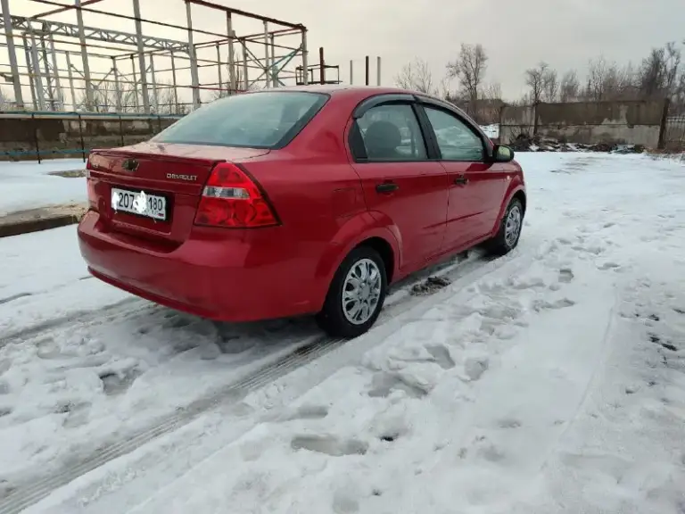 Продам chevrolet aveo 2008 года в редком цвете очень красивом. С пробегом 121.000  тысяч родного. С мотором 1,4 16 клапанным самым надёжным и экономным с этих моторов экотек, автомобиль в идеальном состоянии вся в заводском металле весь заводской герметике. Автомобиль обслужено перед зимой менял полностью всю ходовую часть шаровые втулки стабилизатор наконечники трос ручника колодки новые стойки стоят в круг, вся новая тормозная жидкость. За автомобиль не стыдно любые проверки с вашей стороны. Комплектация автомобиля  кондиционер гидроусилитель руля стеклоподъемники, подушка безопасность сигнализация центральный замок регулировка зеркал  мультиплеер. По документам я собственник продажа только через мрэо.   Цена 540.000 тысяч российских рублей. Осмотр город донецк звоните плюс +79494913209 - фотография - 5
