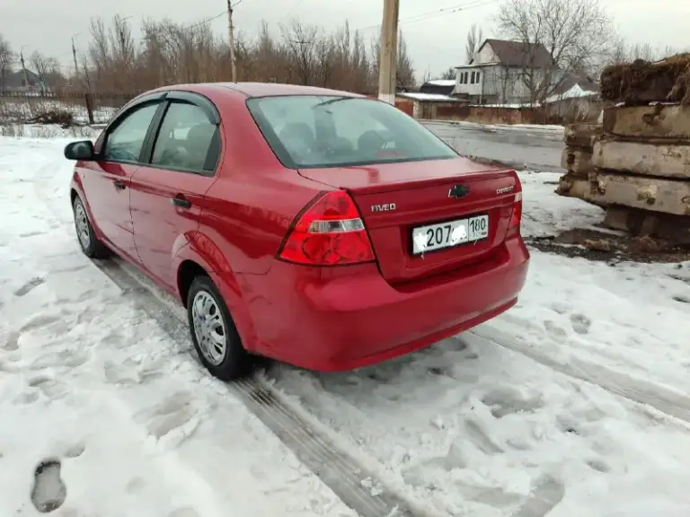 Продам chevrolet aveo 2008 года в редком цвете очень красивом. С пробегом 121.000  тысяч родного. С мотором 1,4 16 клапанным самым надёжным и экономным с этих моторов экотек, автомобиль в идеальном состоянии вся в заводском металле весь заводской герметике. Автомобиль обслужено перед зимой менял полностью всю ходовую часть шаровые втулки стабилизатор наконечники трос ручника колодки новые стойки стоят в круг, вся новая тормозная жидкость. За автомобиль не стыдно любые проверки с вашей стороны. Комплектация автомобиля  кондиционер гидроусилитель руля стеклоподъемники, подушка безопасность сигнализация центральный замок регулировка зеркал  мультиплеер. По документам я собственник продажа только через мрэо.   Цена 540.000 тысяч российских рублей. Осмотр город донецк звоните плюс +79494913209 - фотография - 6
