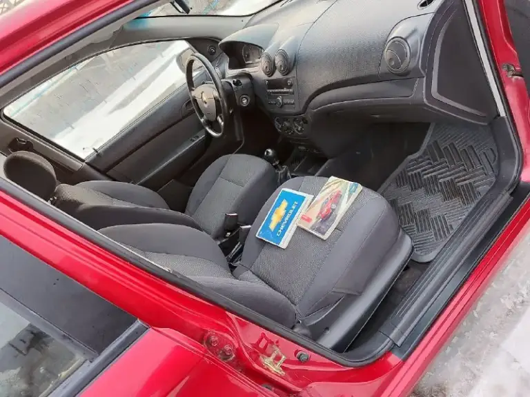Продам chevrolet aveo 2008 года в редком цвете очень красивом. С пробегом 121.000  тысяч родного. С мотором 1,4 16 клапанным самым надёжным и экономным с этих моторов экотек, автомобиль в идеальном состоянии вся в заводском металле весь заводской герметике. Автомобиль обслужено перед зимой менял полностью всю ходовую часть шаровые втулки стабилизатор наконечники трос ручника колодки новые стойки стоят в круг, вся новая тормозная жидкость. За автомобиль не стыдно любые проверки с вашей стороны. Комплектация автомобиля  кондиционер гидроусилитель руля стеклоподъемники, подушка безопасность сигнализация центральный замок регулировка зеркал  мультиплеер. По документам я собственник продажа только через мрэо.   Цена 540.000 тысяч российских рублей. Осмотр город донецк звоните плюс +79494913209 - фотография - 7