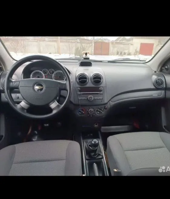 Продам chevrolet aveo 2008 года в редком цвете очень красивом. С пробегом 121.000  тысяч родного. С мотором 1,4 16 клапанным самым надёжным и экономным с этих моторов экотек, автомобиль в идеальном состоянии вся в заводском металле весь заводской герметике. Автомобиль обслужено перед зимой менял полностью всю ходовую часть шаровые втулки стабилизатор наконечники трос ручника колодки новые стойки стоят в круг, вся новая тормозная жидкость. За автомобиль не стыдно любые проверки с вашей стороны. Комплектация автомобиля  кондиционер гидроусилитель руля стеклоподъемники, подушка безопасность сигнализация центральный замок регулировка зеркал  мультиплеер. По документам я собственник продажа только через мрэо.   Цена 540.000 тысяч российских рублей. Осмотр город донецк звоните плюс +79494913209 - фотография - 8