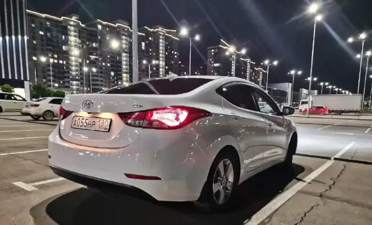 ✅Автомобиль: hyundai elantra md
✅Год: 2015
✅Пробег: 191000
✅Объем:1.8
✅Цена: 1360000
✅Контакты: 79895241031
✅Фотографии:
Hyundai elantra 5md restyling лучшая из elantr.
Год 2015, первая регистрация 2016.
1.8 / 149 Л.  
Читаем внимательно пожалуйста почему такая цена.
Комплектация :
Полный электро пакет.
Электро складывания зеркал боковых.
Мультируль.
Датчик света.
Датчик дождя.
Подогрев руля.
Круиз контроль.
Климат контроль.
Подогрев сидений.
Камера заднего вида.
Парктроники передний.
Парктроник задний. ◀️
Видео регистратор.
В фарах ходовые огни (штатные)
Фары отполированы ✅ в защитной плёнке ⚠️
Доп защитная сетка в решетки бампера.
Шумка арок.
Магнитола штатная с навигацией.
Динамика не штатные играют очень хорошо и чисто.
2 Комплекта ковриков, лето ткань, зима - резина.
В фарах и туманках очень хороший свет стоит.  
Два комплекта резины зима/лето
Защита двигателя.
Два ключа.  
Автомобиль всю свою жизнь живет в краснодарском крае. Ржавчины и намека нет. Как выехал с
📞 Звоните: +7(989)5241031 - фотография - 3
