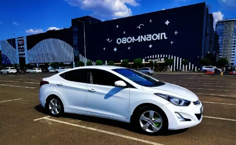 ✅Автомобиль: hyundai elantra md
✅Год: 2015
✅Пробег: 191000
✅Объем:1.8
✅Цена: 1360000
✅Контакты: 79895241031
✅Фотографии:
Hyundai elantra 5md restyling лучшая из elantr.
Год 2015, первая регистрация 2016.
1.8 / 149 Л.  
Читаем внимательно пожалуйста почему такая цена.
Комплектация :
Полный электро пакет.
Электро складывания зеркал боковых.
Мультируль.
Датчик света.
Датчик дождя.
Подогрев руля.
Круиз контроль.
Климат контроль.
Подогрев сидений.
Камера заднего вида.
Парктроники передний.
Парктроник задний. ◀️
Видео регистратор.
В фарах ходовые огни (штатные)
Фары отполированы ✅ в защитной плёнке ⚠️
Доп защитная сетка в решетки бампера.
Шумка арок.
Магнитола штатная с навигацией.
Динамика не штатные играют очень хорошо и чисто.
2 Комплекта ковриков, лето ткань, зима - резина.
В фарах и туманках очень хороший свет стоит.  
Два комплекта резины зима/лето
Защита двигателя.
Два ключа.  
Автомобиль всю свою жизнь живет в краснодарском крае. Ржавчины и намека нет. Как выехал с
📞 Звоните: +7(989)5241031 - фотография - 9