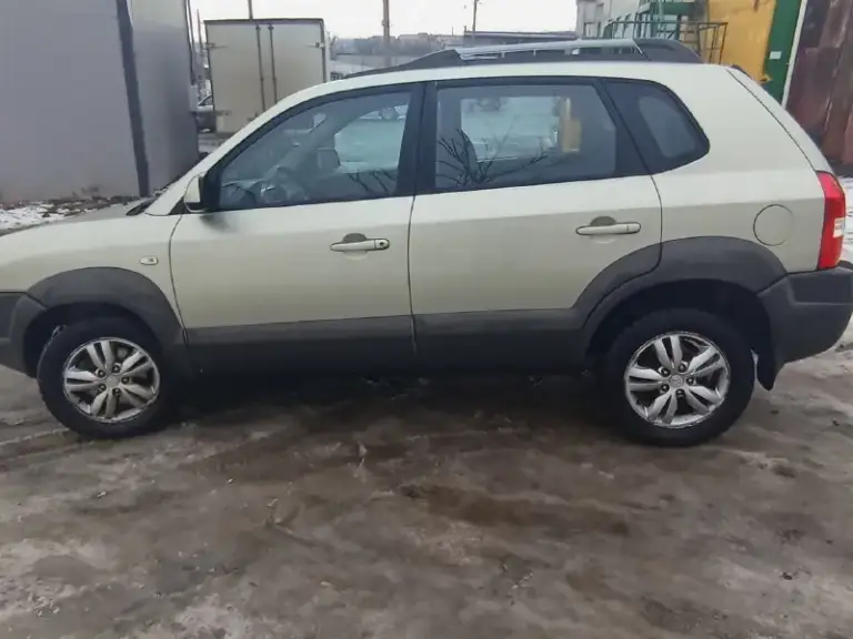 Продам автомобиль хундай туксон 2008года. Двигатель 2 литра дизель. Коробка автомат. Полноприводный 4х4. Авто в отличном состоянии что по кузову что по технической части. Кондиционер заправлен. Автека зелёная. Документы юридически чистые. Авто без дтп. Резина зима. Все вопросы по телефону+79495247211 цена 870тыс. Рублей небольшой торг. Авто а мариуполе. - фотография - 2