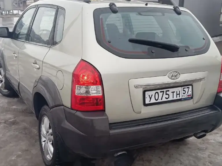 Продам автомобиль хундай туксон 2008года. Двигатель 2 литра дизель. Коробка автомат. Полноприводный 4х4. Авто в отличном состоянии что по кузову что по технической части. Кондиционер заправлен. Автека зелёная. Документы юридически чистые. Авто без дтп. Резина зима. Все вопросы по телефону+79495247211 цена 870тыс. Рублей небольшой торг. Авто а мариуполе. - фотография - 3