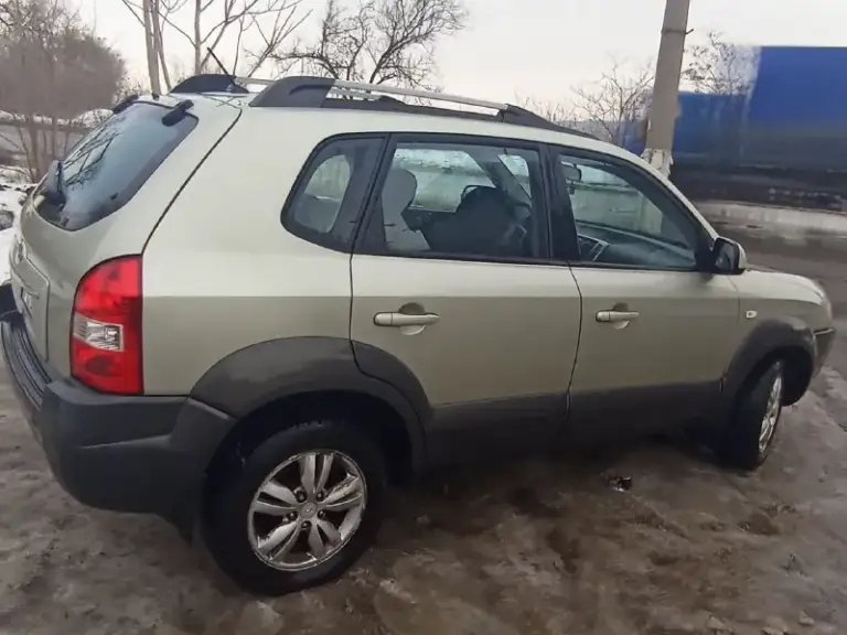 Продам автомобиль хундай туксон 2008года. Двигатель 2 литра дизель. Коробка автомат. Полноприводный 4х4. Авто в отличном состоянии что по кузову что по технической части. Кондиционер заправлен. Автека зелёная. Документы юридически чистые. Авто без дтп. Резина зима. Все вопросы по телефону+79495247211 цена 870тыс. Рублей небольшой торг. Авто а мариуполе. - фотография - 4