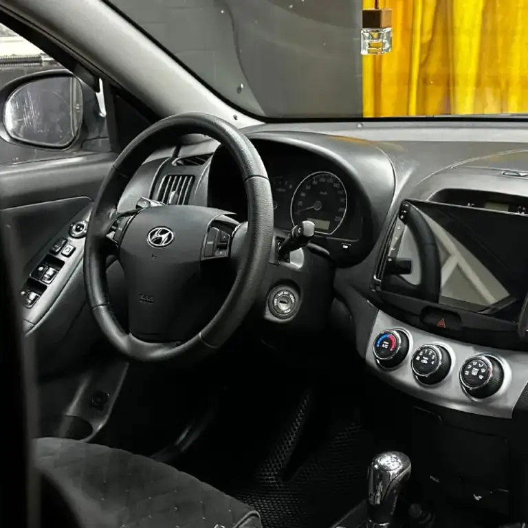 Hyundai elantra hd 2011 года
Автомобиль в хорошем техническом состоянии.
Один хозяин, вся в родном окрасе, пробег 205.000км родного!
Комплектация:
-Кондиционер (обслужен недавно);
-Подогревы сидений;
-Установлена мультимедийная система (android) с bluetooth, навигацией и т. Д. ;
-Музыка по штату с пищалками;
-Удобные сидения с поддержкой;
-4 Стеклоподъёмника, электро регулировка зеркал;
-Эур, abs и т. Д.
Двигатель 1.6 (122лс. ), цепной! Очень простой и надежный. Масла не расходует, едет бодро. Коробка полноценный автомат, поменяна 2 тыс. Км назад на совершенно новую, еще 6 месяцев на гарантии! Не путать с контрактной!
Имеется два комплекта колес зима и лето(на дисках) в хорошем состоянии.
Фары и кузовные детали все в родне, имеется притёртость на заднем левом крыле, на ход не влияет. На протяжении всей эксплуатации сиденья находились в чехлах.
Машина семейная, за последнее время была перебрана задняя ходовая часть, а именно замена всех сайлентблоков, обслужен кондиционер
📞 Звоните: +7(959)1912709 - фотография - 7