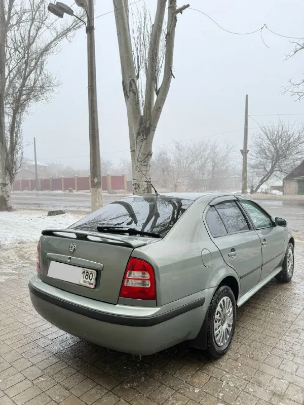 Продам skoda octavia tour лифтбек 2005 год выпуска.
Двигатель: 2.0 бензин (aqy)
Коробка: механика.

Автомобиль местный, здесь находится с 2020 года. Пригнан с германии, с того момента один владелец.
Авто без дтп все стекла родные, лобовое менялось от сколов.
Днище и пороги абсолютно целые без дыр и тд. Ходовая часть без посторонних звуков и без вложений.
Двигатель 2.0 бодрый. Масло не жрет не грамма, грм поменян 15 тыс назад. Коробка механика 5-ти ступка, втыкается четко, кулиса не разбита, ничего не вылетает. Сцепление менялось 20тыс. Км назад (luk). 10 тыс назад поменяны блины и колодки в круг.
Хорошая комплектация:
Климат-контроль усилитель руля (гур), центральный замок, электрорегулировка зеркал, обогрев зеркал, подогревы передних сидений, все 4 электростеклоподъёмники, бортовой компьютер, стоит новая зимняя резина r15,сервисные книги, 2 ключа. Сигнализация. Стоит регистратор.
По документам юридически чистая, на 180-м регионе
Цена: 💵 545.000💵 торг
Осмотр:г. Макеевка.
+79490943554 - фотография - 4