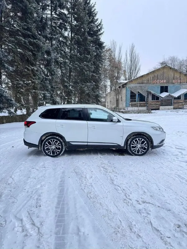 Продаю отличный японский кроссовер mitsubishi outlander, 3 рестайлинг. Автомобиль очень надёжный, вместительный, комфортный, идеален для семьи с детьми и для дальних путешествий. За время эксплуатации 2 собственника, в дтп не участвовал. Весь в родном окрасе, кроме заднего крыла, была небольшая притертость. За машиной ухаживал, масло в двигателе менял каждые 8 тыс, в вариаторе каждые 40тыс. Запчасти оригинал или очень хороший аналог! Состояние кузова, салона, двигателя, акпп, полного привода - всё в идеале! В машине есть всё для комфортной езды: полный привод с блокировкой, круиз контроль, климат контроль, кожаный салон, камера заднего вида, датчики света и дождя. Документы кристально чистые, птс оригинал. Вообщем хорошая машина без подводных камней. Звоните, пишите. Рассмотрю обмен на другой автомобиль. Донецк макеевка цена 2 250 000р +7949 639 50 32 андрей
📞 Звоните: +7(949)6395032 - фотография - 2