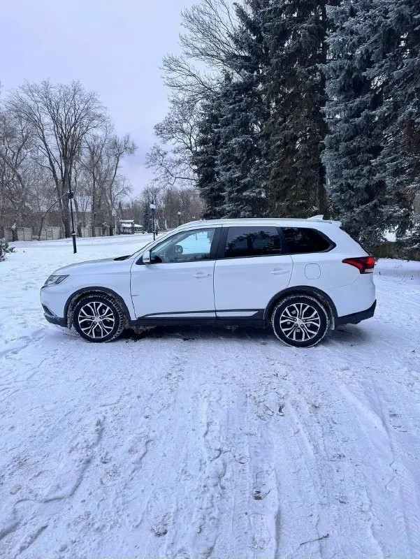 Продаю отличный японский кроссовер mitsubishi outlander, 3 рестайлинг. Автомобиль очень надёжный, вместительный, комфортный, идеален для семьи с детьми и для дальних путешествий. За время эксплуатации 2 собственника, в дтп не участвовал. Весь в родном окрасе, кроме заднего крыла, была небольшая притертость. За машиной ухаживал, масло в двигателе менял каждые 8 тыс, в вариаторе каждые 40тыс. Запчасти оригинал или очень хороший аналог! Состояние кузова, салона, двигателя, акпп, полного привода - всё в идеале! В машине есть всё для комфортной езды: полный привод с блокировкой, круиз контроль, климат контроль, кожаный салон, камера заднего вида, датчики света и дождя. Документы кристально чистые, птс оригинал. Вообщем хорошая машина без подводных камней. Звоните, пишите. Рассмотрю обмен на другой автомобиль. Донецк макеевка цена 2 250 000р +7949 639 50 32 андрей
📞 Звоните: +7(949)6395032 - фотография - 3