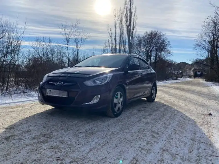 Продам надежный и экономичный авто хюндай солярис 2014год мотор 1.6 коробка автомат, пробег 170 тыс км (оригинальный), цена 1.040₽ состояние отличное, обслужена вся, салон в отличном состоянии, не бита не крашена, делать ни чего не надо, сел и катайся, 2 ключа, печка греет хорошо комплектация:
Стеклоподъемники всех дверей, гидроусилитель, подогревы сидений, стекла, электрозеркала, кондиционер. Ходовая перебиралась, цепь поменяна, по мотору вопросов нет работает идеально, мягко без стуков и прочих шумов, масло не доливаю ни грамма( катализатор удален на пробеге 70 тыс)коробка работает отлично, масло в коробке менял каждые 30 тыс, документы в порядке все вопросы по тел +79493489143 макеевка, торг - фотография - 3
