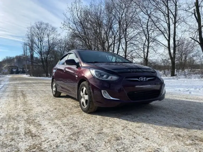 Продам надежный и экономичный авто хюндай солярис 2014год мотор 1.6 коробка автомат, пробег 170 тыс км (оригинальный), цена 1.040₽ состояние отличное, обслужена вся, салон в отличном состоянии, не бита не крашена, делать ни чего не надо, сел и катайся, 2 ключа, печка греет хорошо комплектация:
Стеклоподъемники всех дверей, гидроусилитель, подогревы сидений, стекла, электрозеркала, кондиционер. Ходовая перебиралась, цепь поменяна, по мотору вопросов нет работает идеально, мягко без стуков и прочих шумов, масло не доливаю ни грамма( катализатор удален на пробеге 70 тыс)коробка работает отлично, масло в коробке менял каждые 30 тыс, документы в порядке все вопросы по тел +79493489143 макеевка, торг - фотография - 4