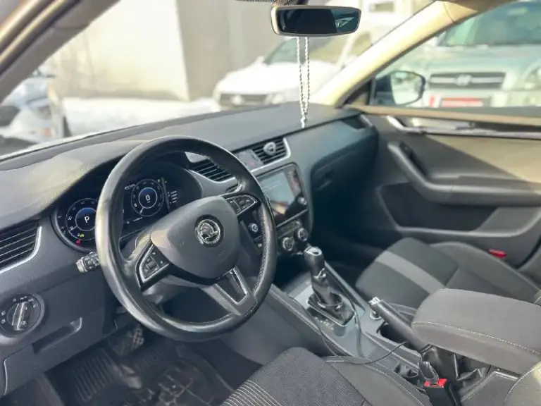 Skoda octavia a7
Год 2019
Объём 1.4 tsi gen 3
Коробка dsg dq 250
Пробег 150.000
2 Собственника
2 Комплекта ключей
После большого то заменено сцепление маховик грм масло в двс и. Комплектация black edition; полный стеклопакет электро зеркала. Датчик света датчик дождя. Передняя задняя туманка, полный мультируль, круиз контроль, большая мультимедиа с подключением carplay android auto, камера заднего вида, парктроники перед/зад, двух зонный климат контроль, подогревы всех сидений перед/зад, резетка 220v. Беспроводная зарядка. 3 режима езды. Подогрев лобового, подогрев заднего стекла и боковых зеркал, подогрев руля, адаптивная оптика. Омыватели фар.
✅Цена: 2.250.000✅✅
✅Номер +79180184337🤳🏻
📞 Звоните: +7(918)0184337 - фотография - 5
