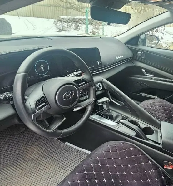 Продам hyundai elantra
2023 Год в очень красивом цвете нардо грей.
Объём 2 литра атмосферник, состояние нового авто, без подкрасов и дтп. Кузов полностью в антигравийной пленке ( оклеили весной 2024 года), дисплеи в салоне также оклеены защитной пленкой. Крыша авто в черной пленке.
-Пробег 23 тыс км.
-Подогрев передних и задних сидений.
-17 Диски( лето) резина kumho. Второй комплект 16 диски и зимняя резина липучка кumho.
-Apple carplay и android auto.
-Камера заднего вида.
-Мониторинг давления в шинах.
-Drive mod 3 режима езды.
-Климат контроль 2-зонный.
- Адаптивный круиз контроль.
-Кожанный мультируль.
-Датчик света.
Цена 2,75 млн торг.
+7949344 6218
📞 Звоните: +7(949)3446218 - фотография - 7